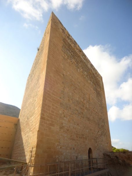 Torre triangular del Castillo de la Mola